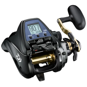 Carrete eléctrico Daiwa Tanacom 2024 500U con pantalla LCD digital de profundidad y palanca Jog Power Lever junto a la manivela