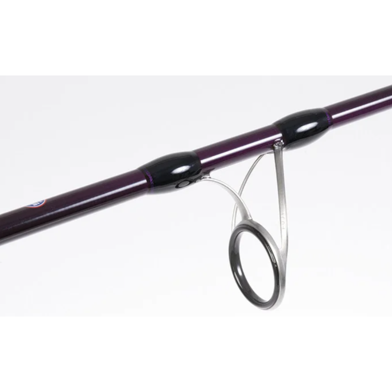 Primer plano de una guía Fuji grabada sobre el blank de carbono en acabado púrpura oscuro de la Toro Taktik Popping FK