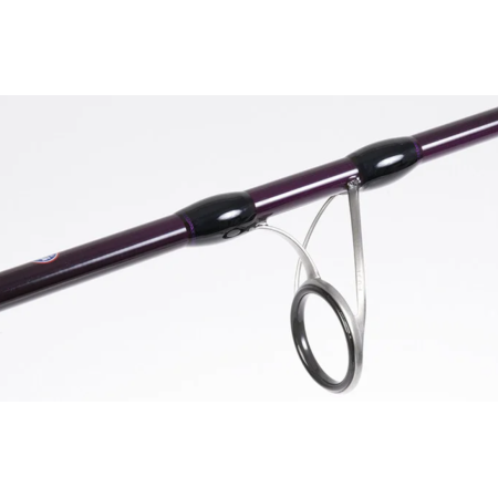 Primer plano de una guía Fuji grabada sobre el blank de carbono en acabado púrpura oscuro de la Toro Taktik Popping FK