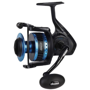 Carrete Okuma Azores XP 14000P de perfil, con la bobina anodizada en dos tonos negro y azul y el pomo oval Okuma