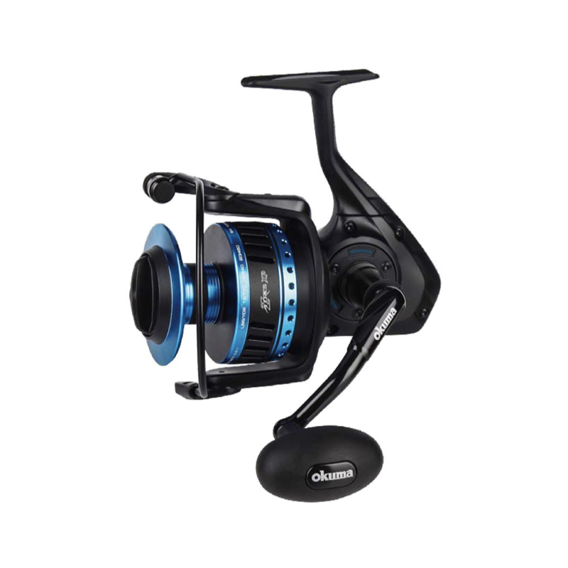 Carrete Okuma Azores XP 14000P de perfil, con la bobina anodizada en dos tonos negro y azul y el pomo oval Okuma