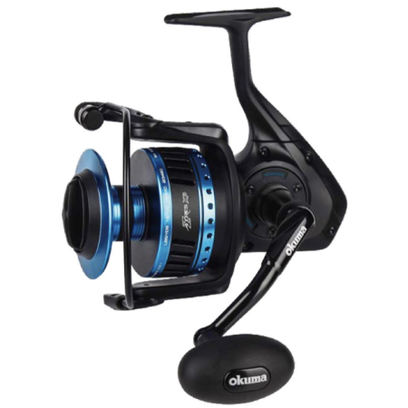 Carrete Okuma Azores XP 14000P de perfil, con la bobina anodizada en dos tonos negro y azul y el pomo oval Okuma
