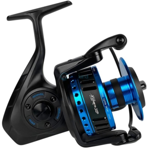 Carrete Okuma Azores XP 14000P de perfil, con la bobina anodizada en dos tonos negro y azul y el pomo oval Okuma 2