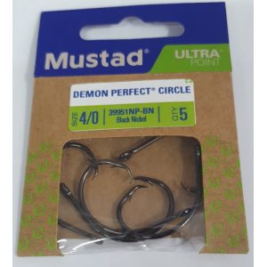 Sobre original del Mustad Demon Perfect Circle 39951NP-BN en talla 4/0, con 5 anzuelos de acabado níquel negro