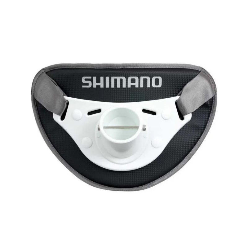 Frontal del cinturón Shimano Fighting Belt con la copa blanca de cardán y su barra de acero inoxidable sobre el panel negro
