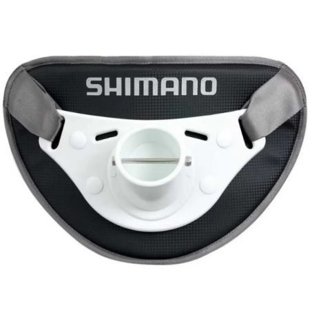 Frontal del cinturón Shimano Fighting Belt con la copa blanca de cardán y su barra de acero inoxidable sobre el panel negro