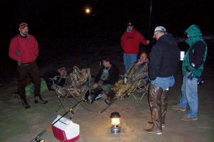 pesca nocturna con amigos