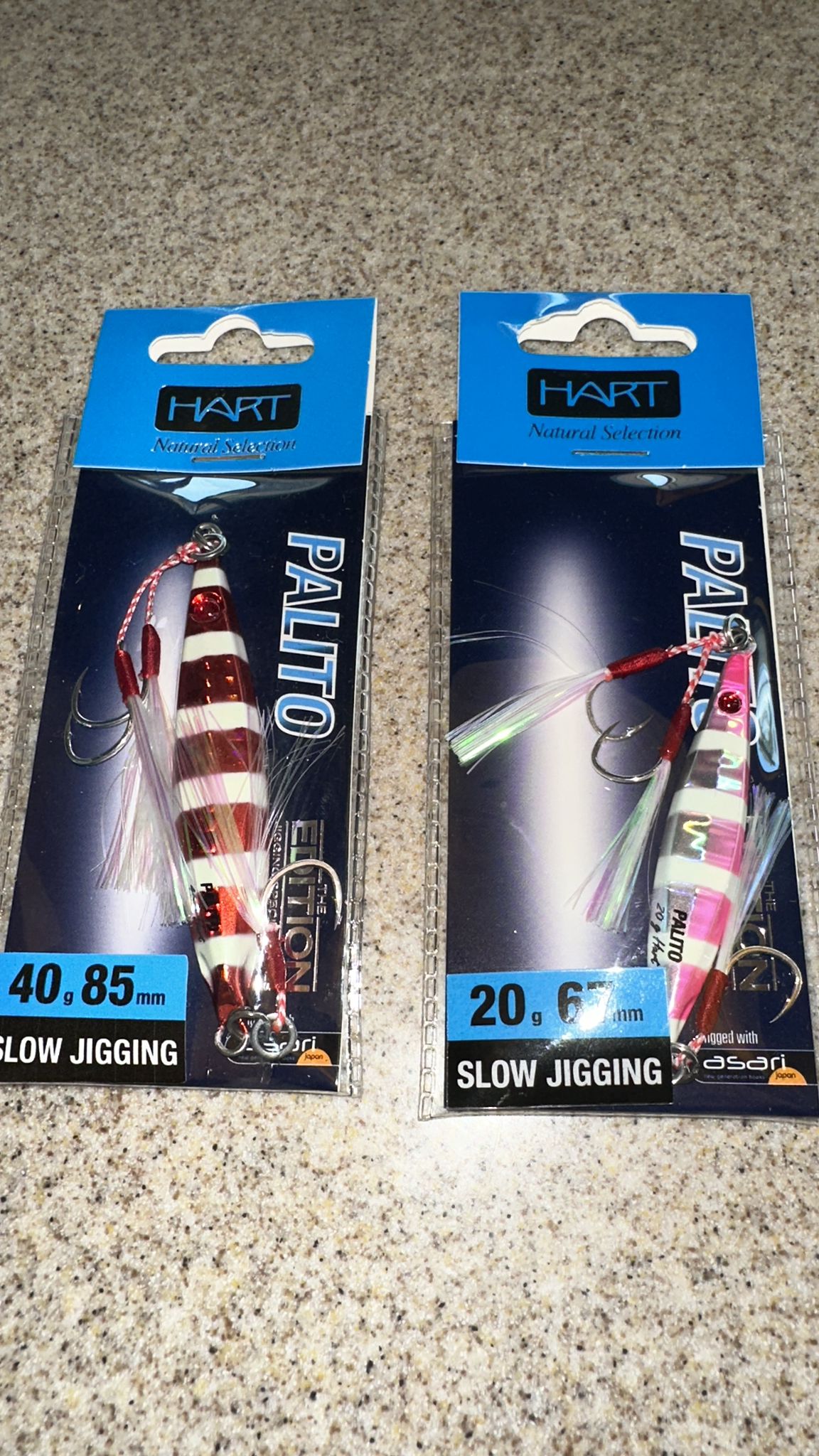 Dos señuelos Hart Palito de slow jigging, de 40 g 85 mm y 20 g 67 mm, con assist hooks Asari